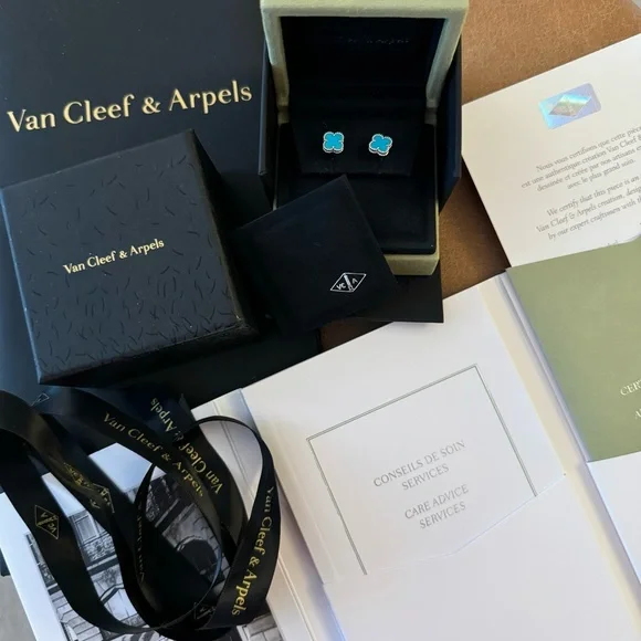 Van Cleef and Arpels Sweet Alhambra Earstuds Turquoise - Picture 9 of 10